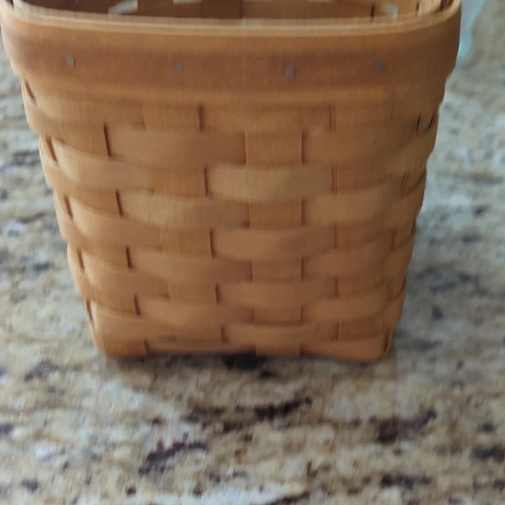 Longaberger Tissue Box With Lid - Picture 4 of 10